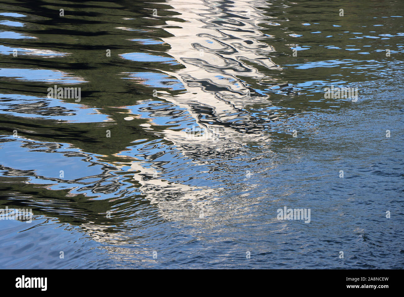 Reflexion der Küste auf der Oberfläche des Wassers als Hintergrund Stockfoto