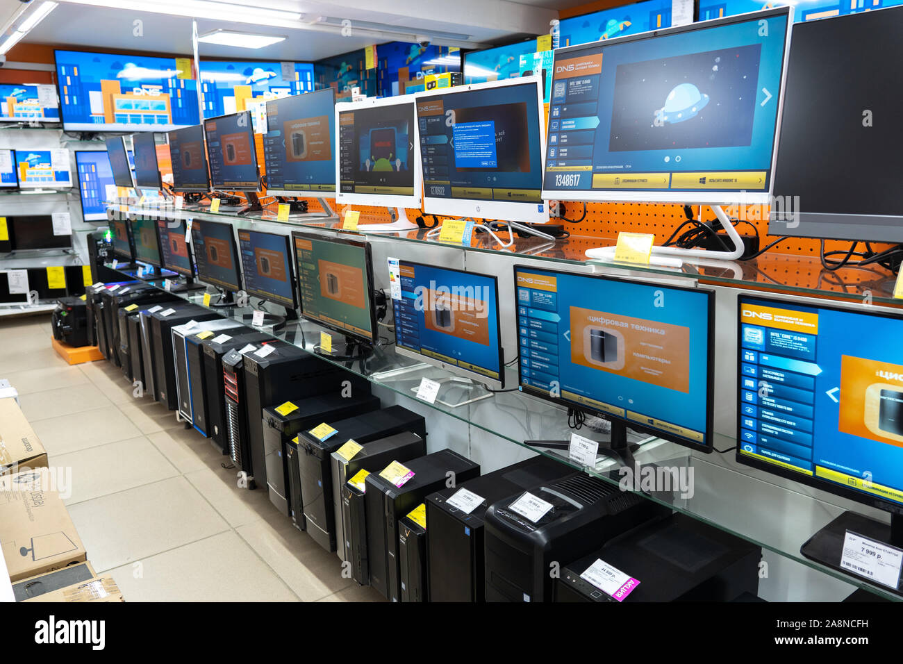 Tscheljabinsk, Russland - August 2019. Shop elektrische Haushaltsgeräte waren DNS. Racks mit der Ware - PC Stockfoto