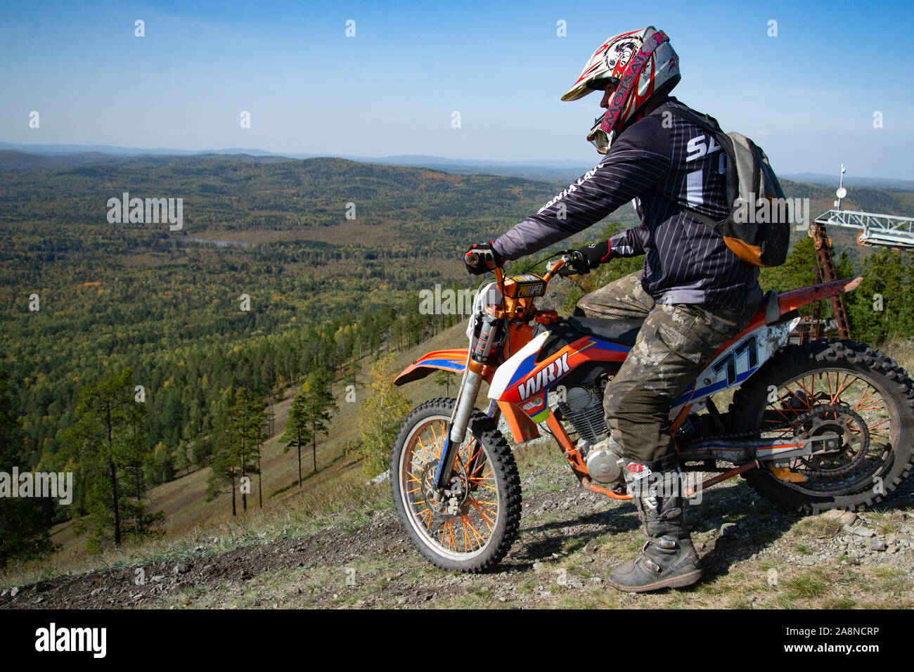 Tscheljabinsk, Russland - September 2019. Mountainbiker reiten auf die zerklüftete Berglandschaft des Ural, Mount Egoza Stockfoto