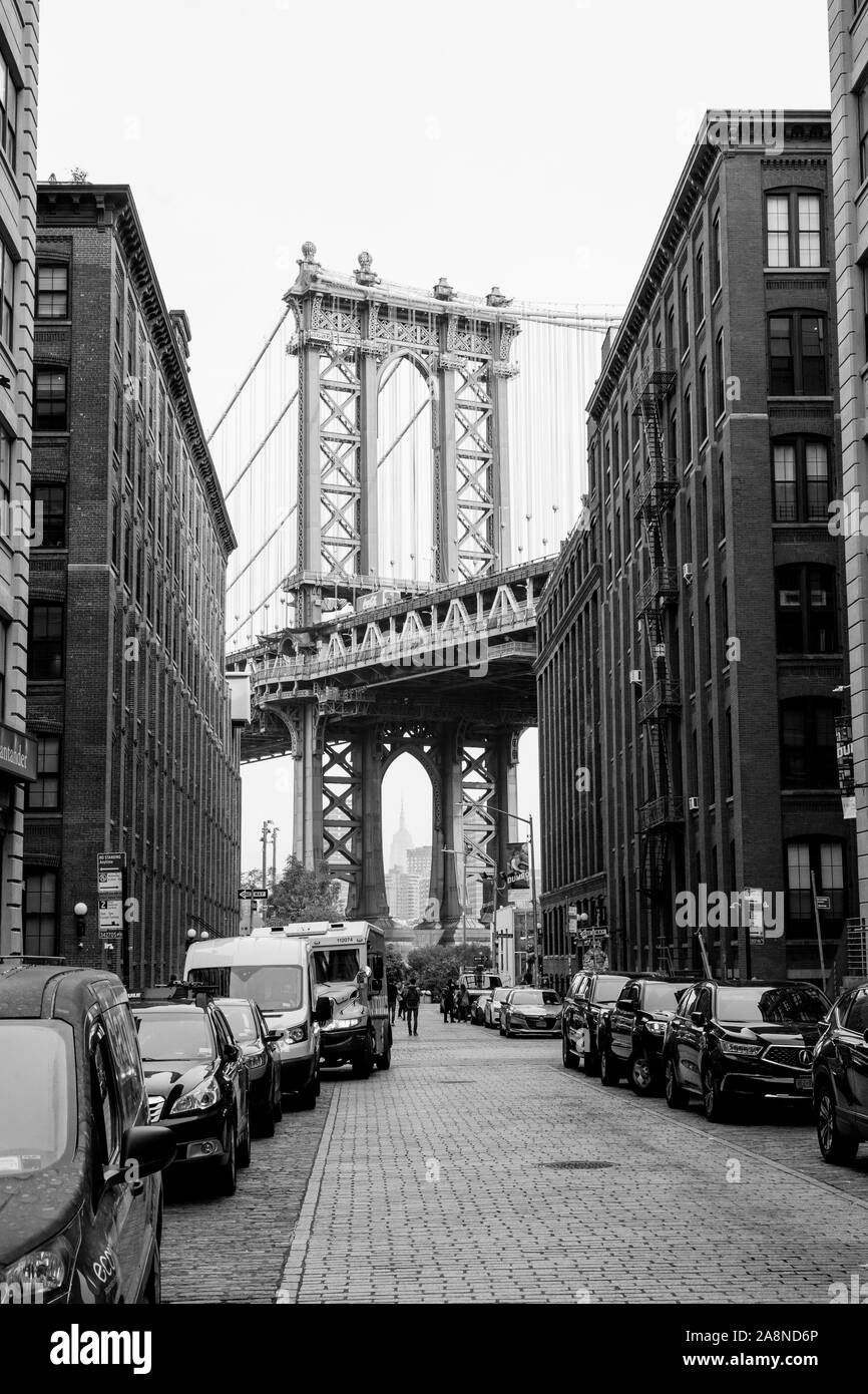 Manhattan Bridge aus Washington Street, Dumbo, Brooklyn, New York, Vereinigte Staaten von Amerika fotografiert. Stockfoto