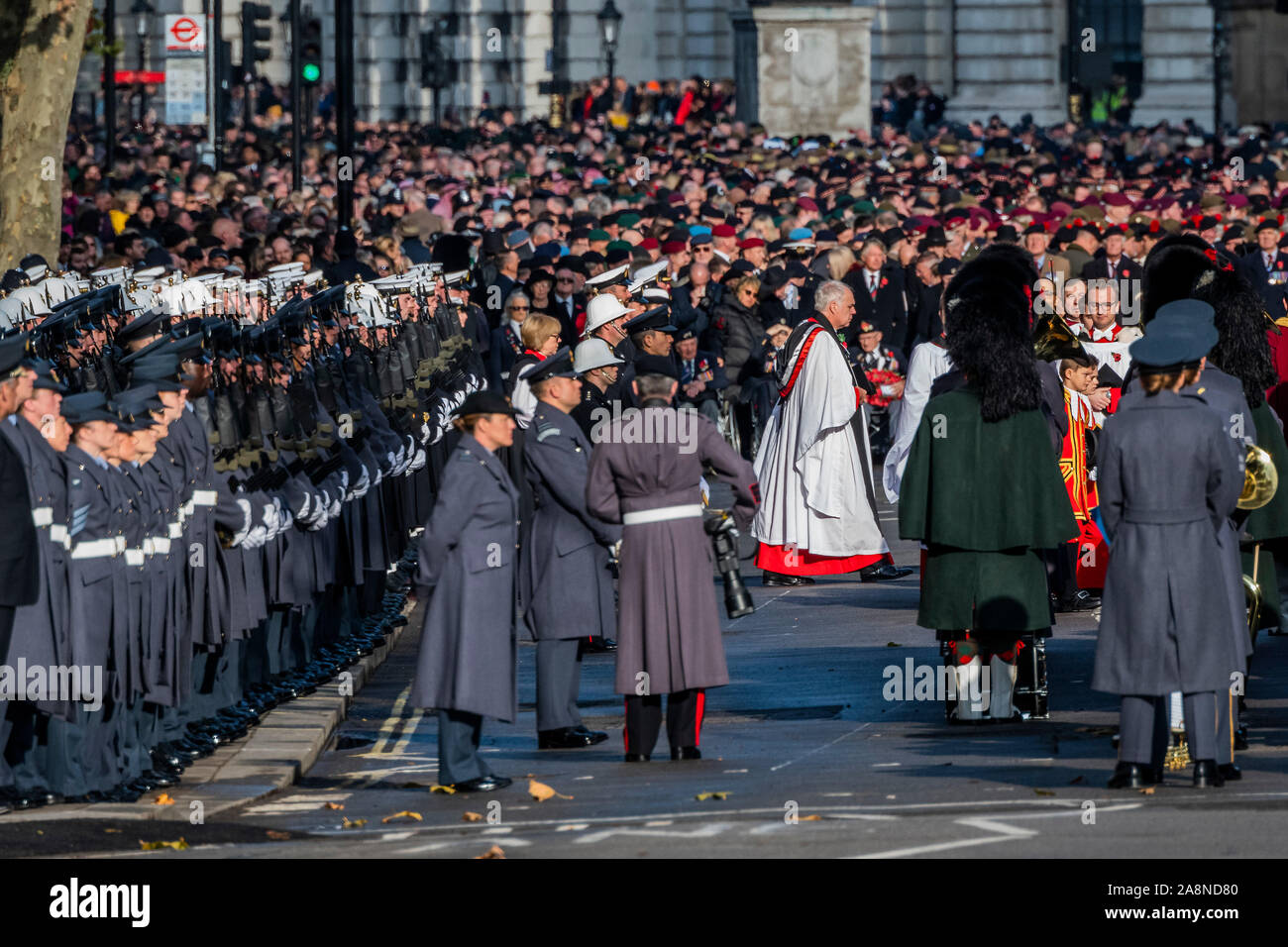 London, Großbritannien. 10 Nov, 2019. Die Mitglieder des Klerus kommen für den Service - der Erinnerung Sonntag Parade am Ehrenmal in Whitehall Tribut an die Opfer von Krieg zu bezahlen, und zum ersten Mal in diesem Jahr enthalten, die Opfer des Terrorismus. Credit: Guy Bell/Alamy leben Nachrichten Stockfoto