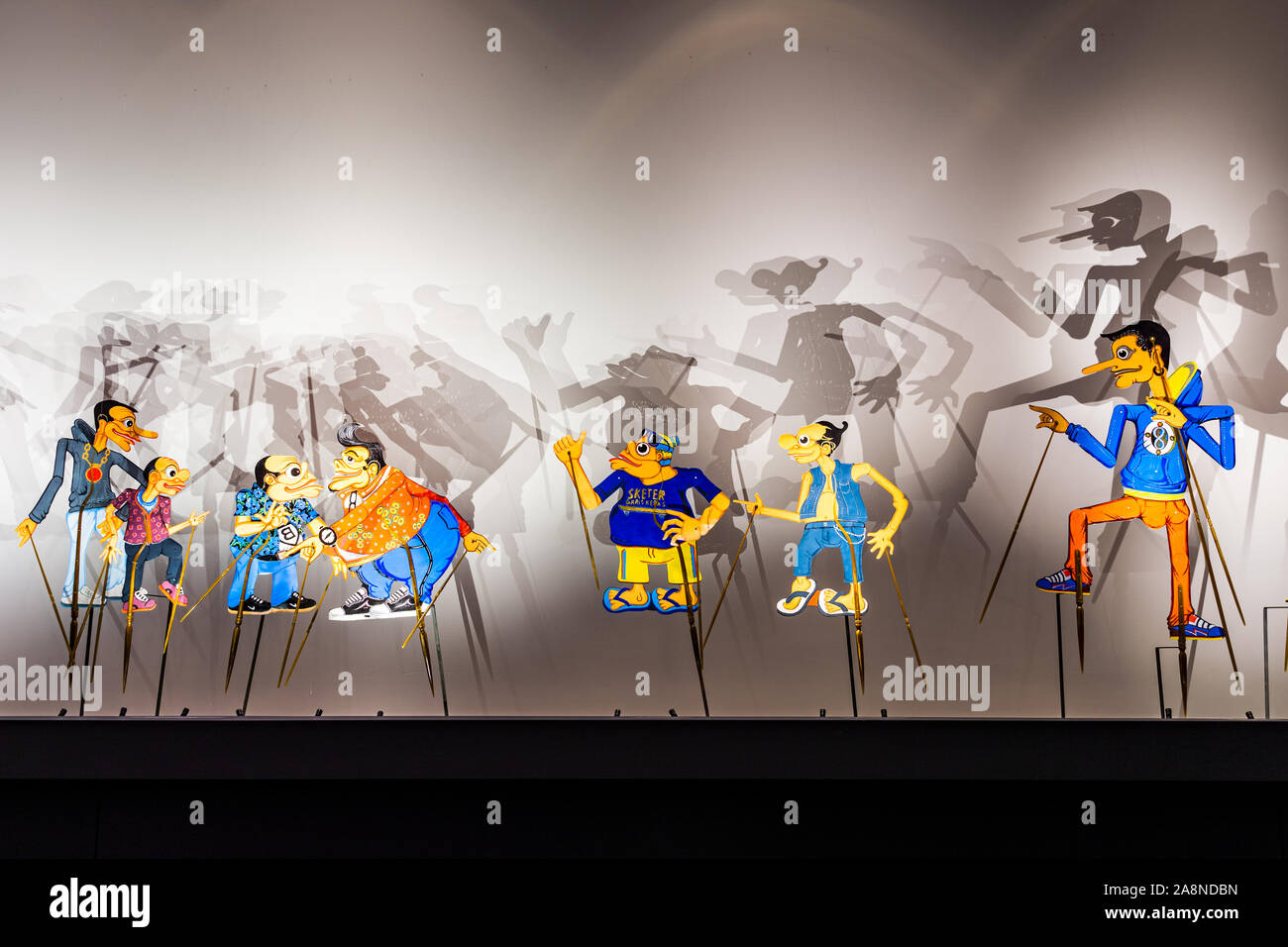 Wayang Kulit zeitgenössische Schattenpuppenspiel repräsentieren traditionelle Figuren durch die Hip Hop Kultur, Indonesische Wayang Theater, Java, Basel Museum von C Stockfoto