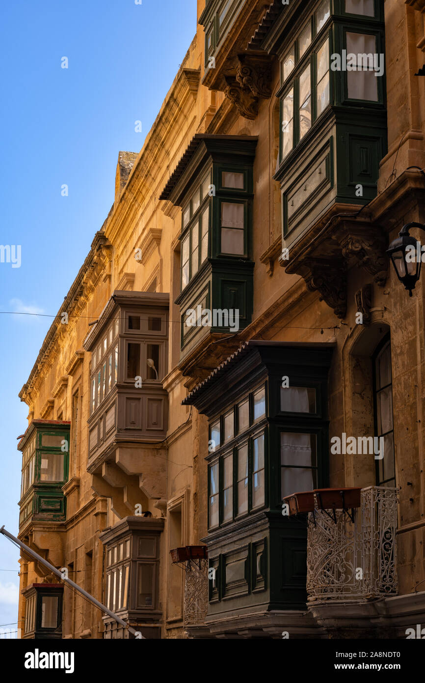 Häuser in der Altstadt von Valletta in Malta mit feinen Beispiel der traditionellen maltesischen Balkone, geschlossene Holz- Art. Stockfoto