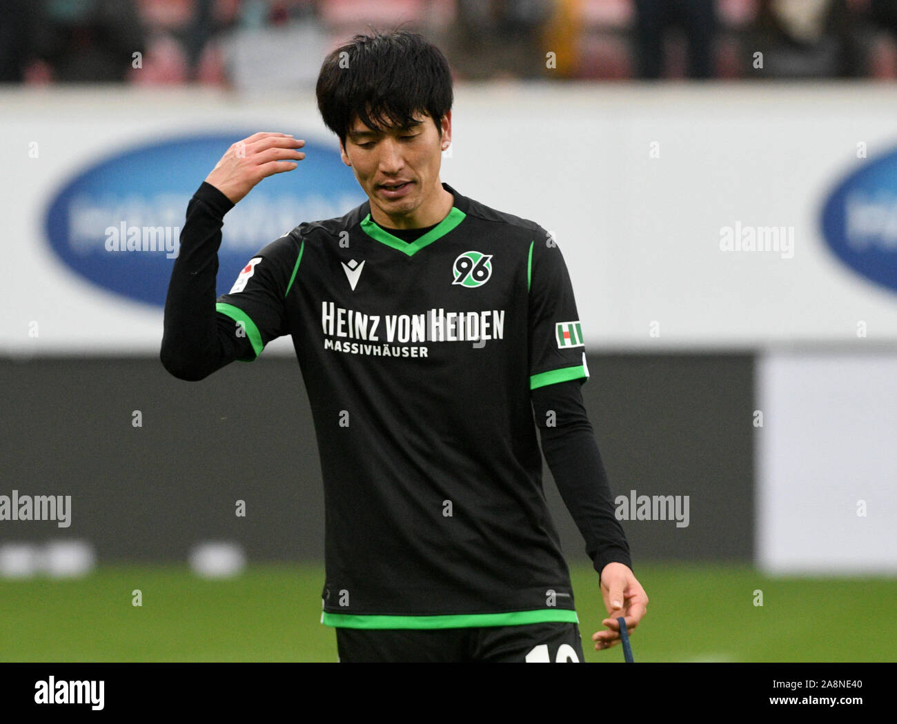 Heidenheim, Deutschland. 10 Nov, 2019. 2. Fussball Bundesliga, 1.FC Heidenheim - Hannover 96, 13. Spieltag in der Voith Arena. Hannovers Genki Haraguchi ist nach der Niederlage enttäuscht. Quelle: Stefan Puchner/dpa - WICHTIGER HINWEIS: In Übereinstimmung mit den Anforderungen der DFL Deutsche Fußball Liga oder der DFB Deutscher Fußball-Bund ist es untersagt, zu verwenden oder verwendet Fotos im Stadion und/oder das Spiel in Form von Bildern und/oder Videos - wie Foto Sequenzen getroffen haben./dpa/Alamy leben Nachrichten Stockfoto