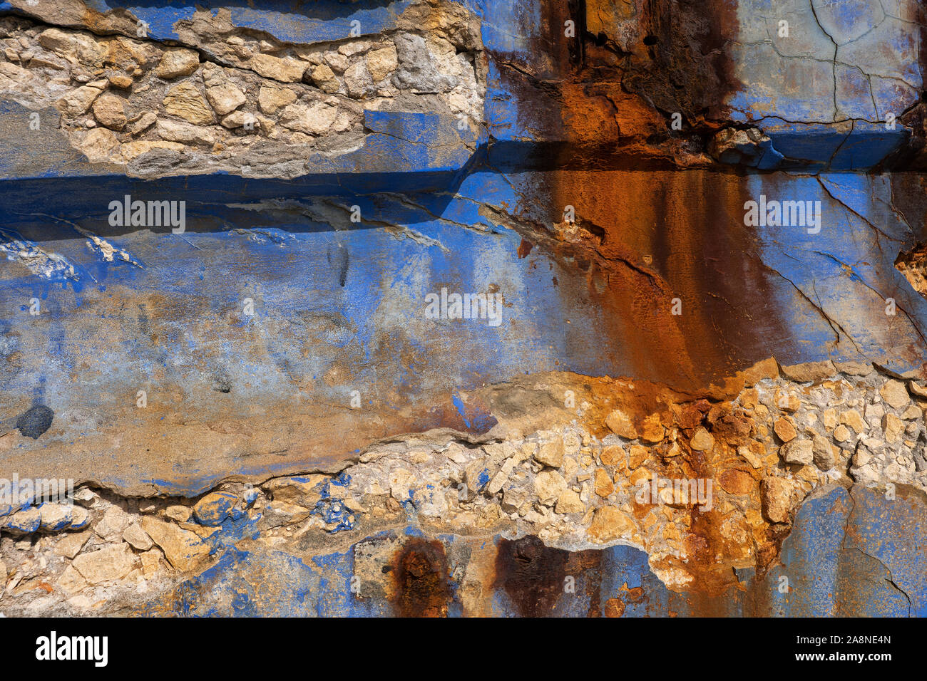 Küsten beschädigt grunge Wand Abstract background aus alten Waterfront, in der Verwitterten mit unterschiedlichen Farben von Rost, schmutzigen Blau Lack beschädigt Plas Stockfoto