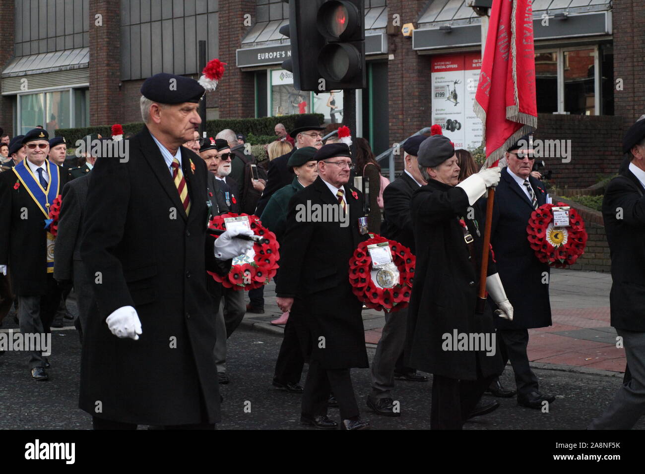 Newcastle upon Tyne, Großbritannien, 10. November 2019, Veteranen, Truppen, Band der Königlichen Regiment Füsiliere, Bischof von Newcastle in Erinnerung Sonntag Parade & Kranzniederlegung am Kriegerdenkmal alte Eldon Square, Kredit: David Whinham/Alamy leben Nachrichten Stockfoto