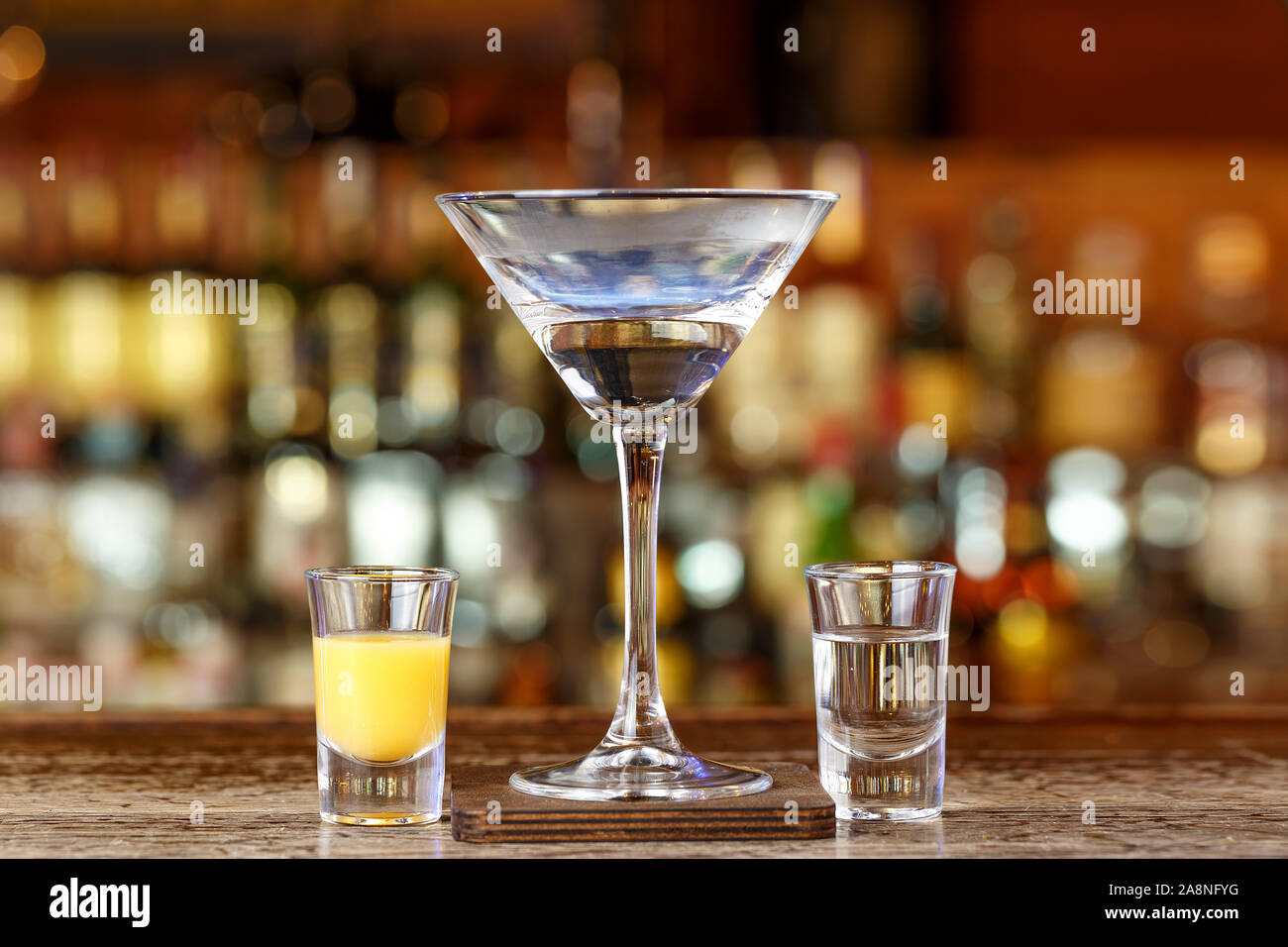 Cocktail auf der Basis von Spirituosen Malibu und rum stehen auf einer Bar in einem Restaurant auf einem verschwommenen Hintergrund der Flaschen Stockfoto