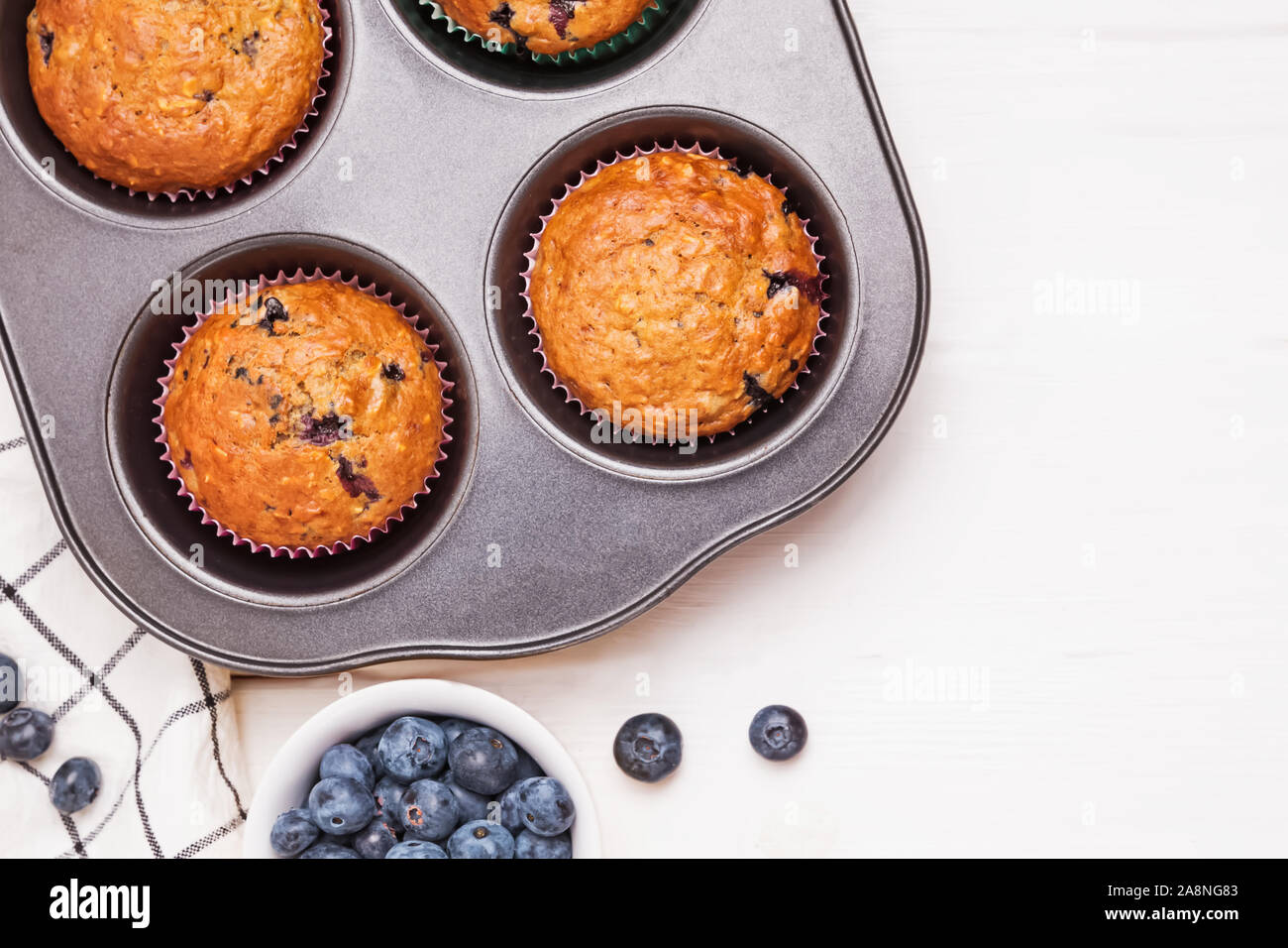 Leckere Muffins mit Heidelbeeren in einem Fach auf der weißen Holztisch Stockfoto