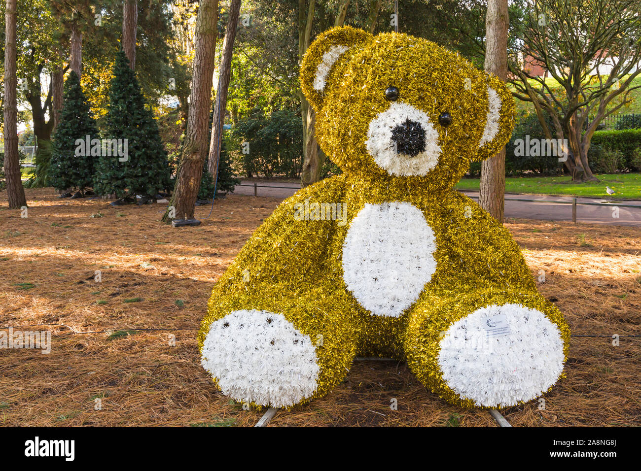 Bournemouth, Dorset UK. 10. November 2019. Bournemouth ist immer bereit für Weihnachten mit Vorbereitungen in Bournemouth Gärten für Bournemouth Weihnachtsbaum Wunderland im Gange. Riesige lametta Teddybär. Credit: Carolyn Jenkins/Alamy leben Nachrichten Stockfoto