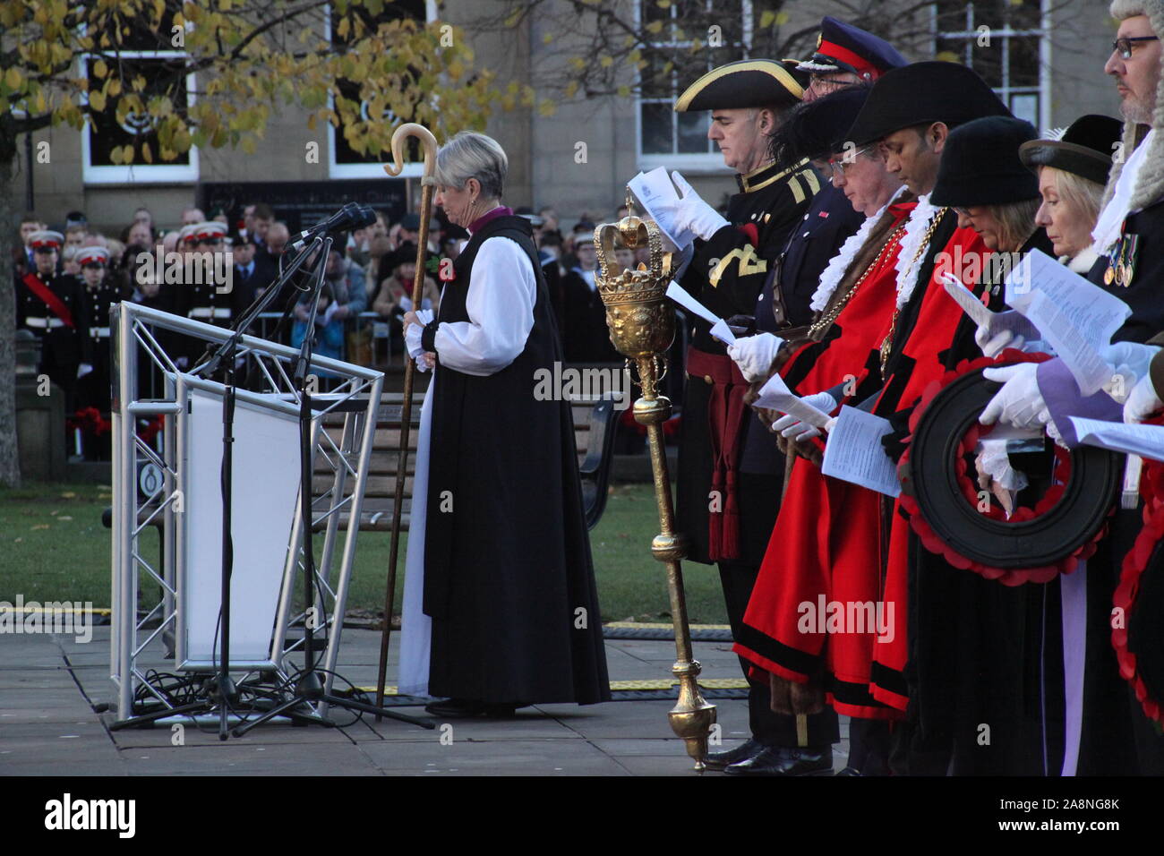 Newcastle upon Tyne, Großbritannien, 10. November 2019, Veteranen, Truppen, Band der Königlichen Regiment Füsiliere, Bischof von Newcastle in Erinnerung Sonntag Parade & Kranzniederlegung am Kriegerdenkmal alte Eldon Square, Kredit: David Whinham/Alamy leben Nachrichten Stockfoto