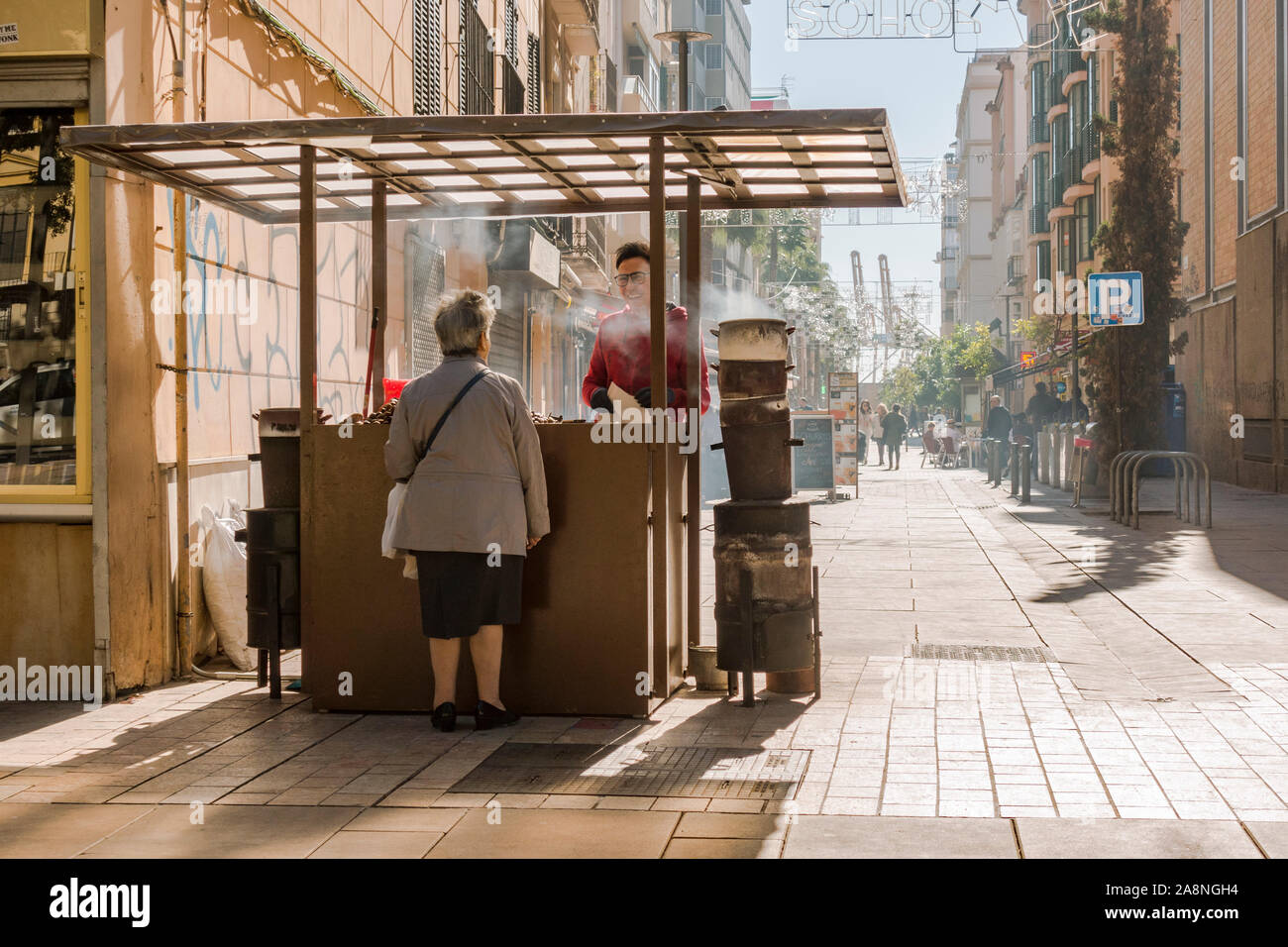 Geröstete Kastanien Verkäufer in den Straßen im Stadtteil Soho von Malaga, Spanien. Stockfoto