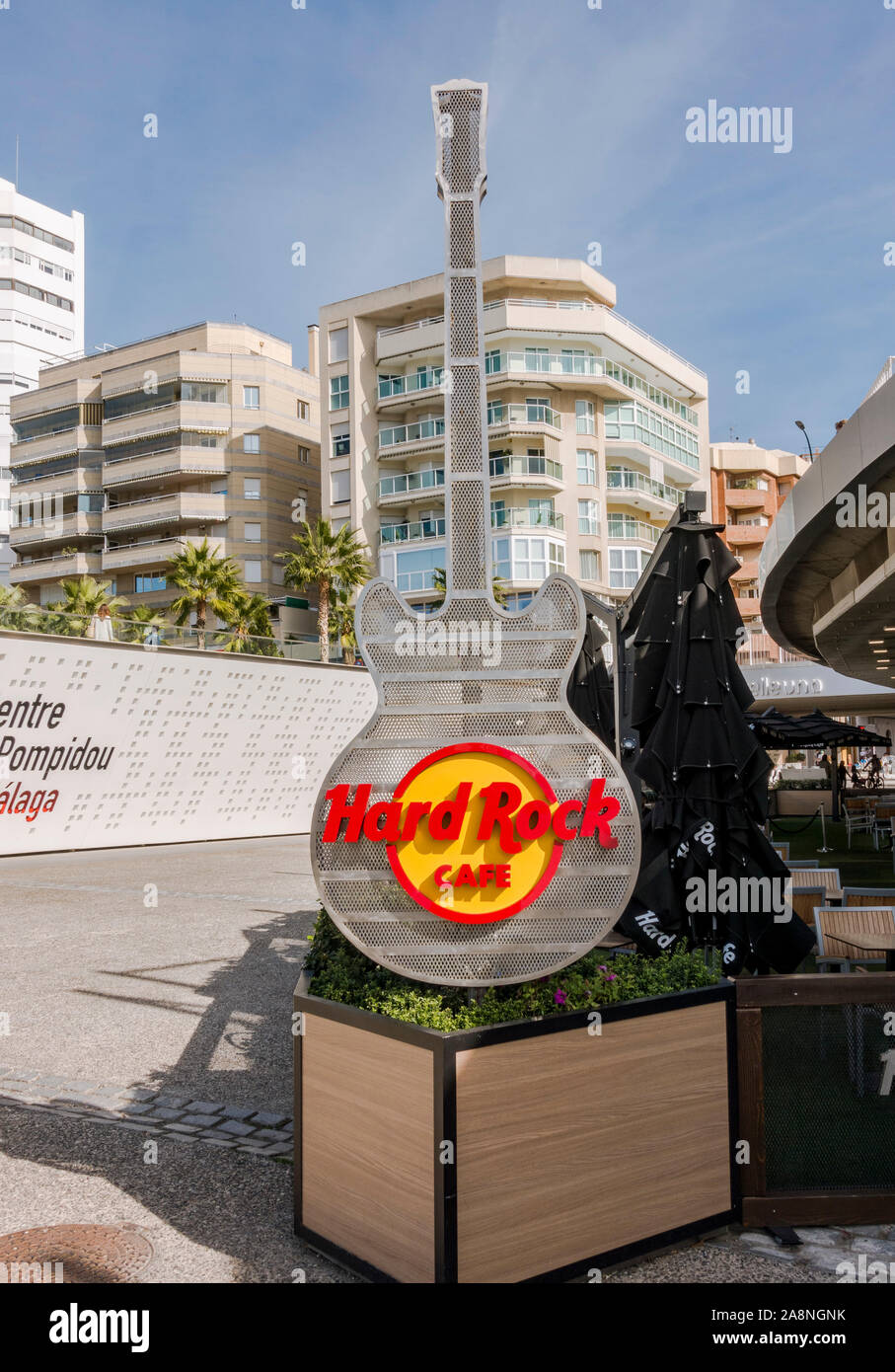 Gitarre Logo außerhalb von Hard Rock Cafe Malaga, Muelle Uno, der Hafen von Malaga, Andalusien, Malaga, Spanien. Stockfoto