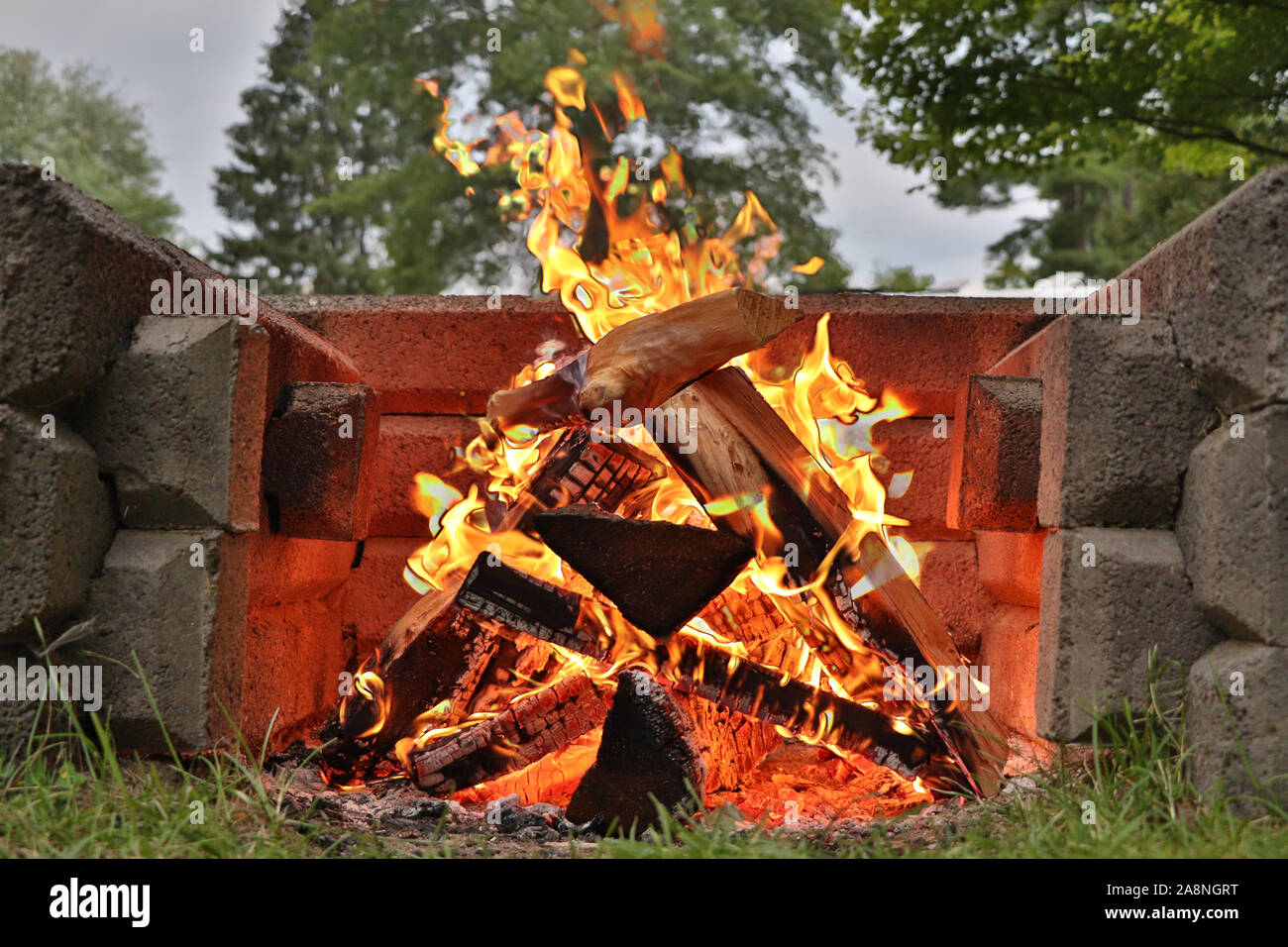 Lagerfeuer und Feuerstelle brennen Blick aus dem Boden mit einem HDR-Foto Effekt Stockfoto