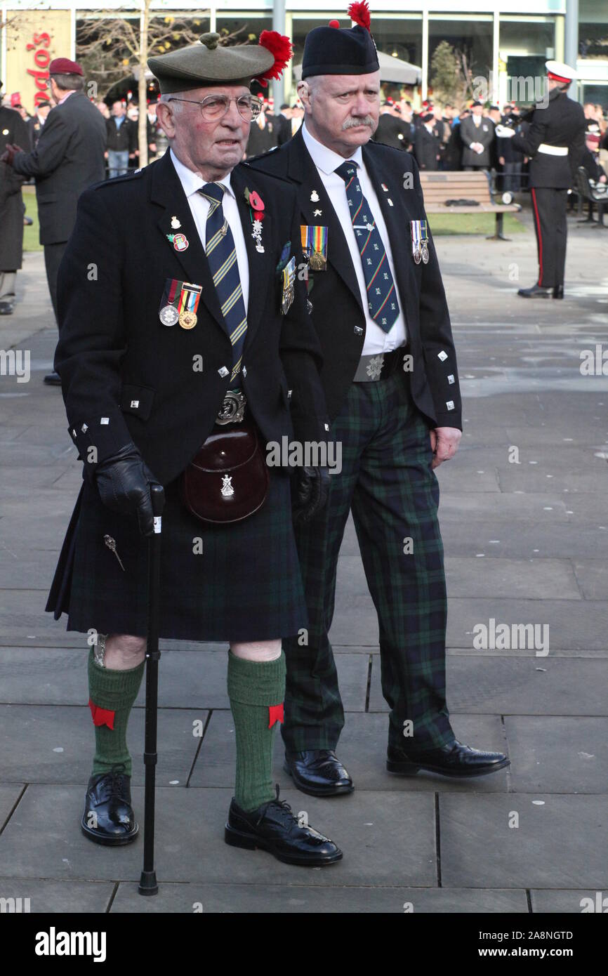 Newcastle upon Tyne, Großbritannien, 10. November 2019, Veteranen, Truppen, Band der Königlichen Regiment Füsiliere, Bischof von Newcastle in Erinnerung Sonntag Parade & Kranzniederlegung am Kriegerdenkmal alte Eldon Square, Kredit: David Whinham/Alamy leben Nachrichten Stockfoto