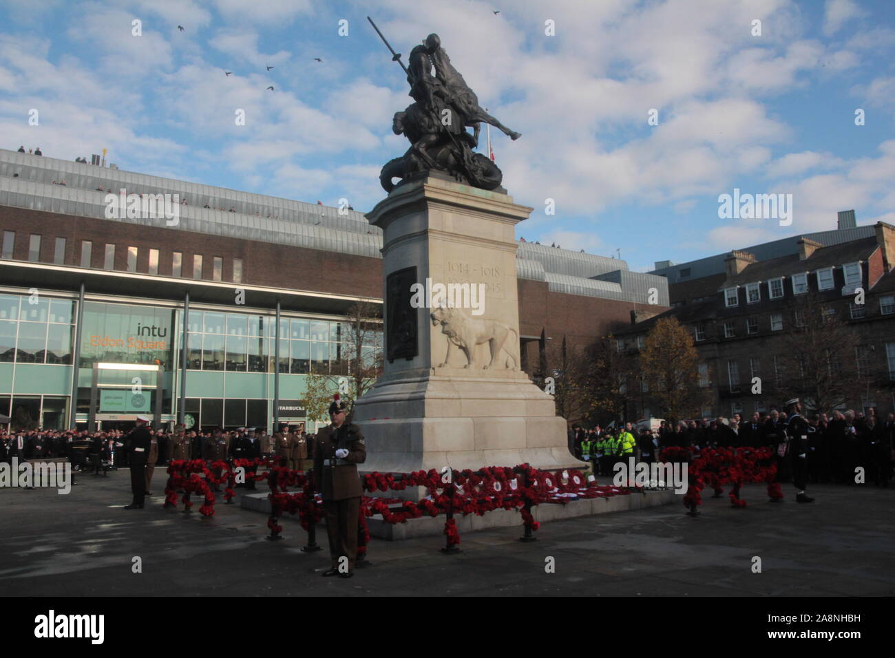 Newcastle upon Tyne, Großbritannien, 10. November 2019, Veteranen, Truppen, Band der Königlichen Regiment Füsiliere, Bischof von Newcastle in Erinnerung Sonntag Parade & Kranzniederlegung am Kriegerdenkmal alte Eldon Square, Kredit: David Whinham/Alamy leben Nachrichten Stockfoto