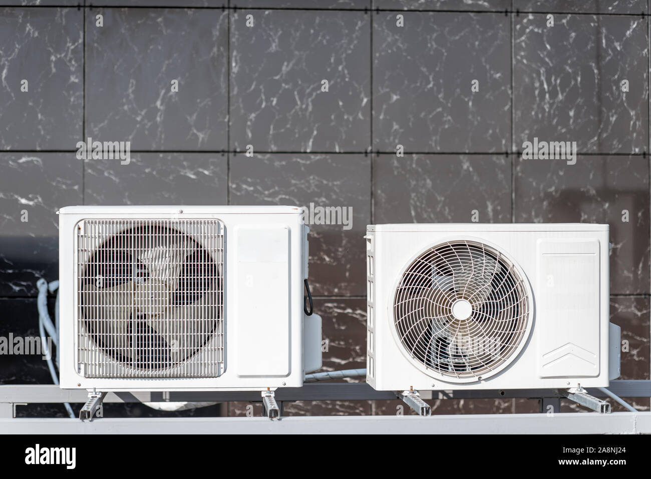 Outdoor Einheiten der Klimaanlage oder Wärmepumpe auf der Fassade Stockfoto