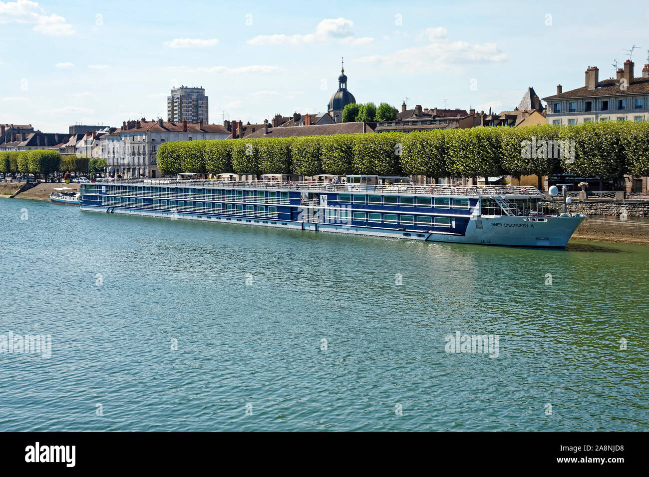 River Boat angedockt, Wasser, Stadt, M/V River Discovery, lange Schiff, von Bäumen gesäumten Quay, Reisen, Transport, Reise, Kreuzfahrt, Soane Fluss, Burgund; Chalon s Stockfoto