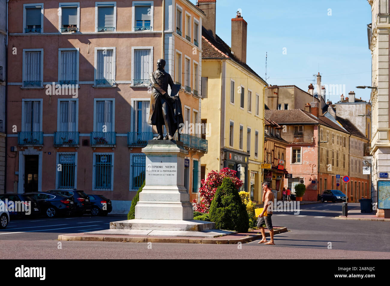 Stadtbild, alte Gebäude, Nicephore Niepce statue erfunden, 1887, Fotografie, Bildhauer Eugene Gillame, Public Art, sich kreuzenden Straßen, Menschen wandern, Stockfoto