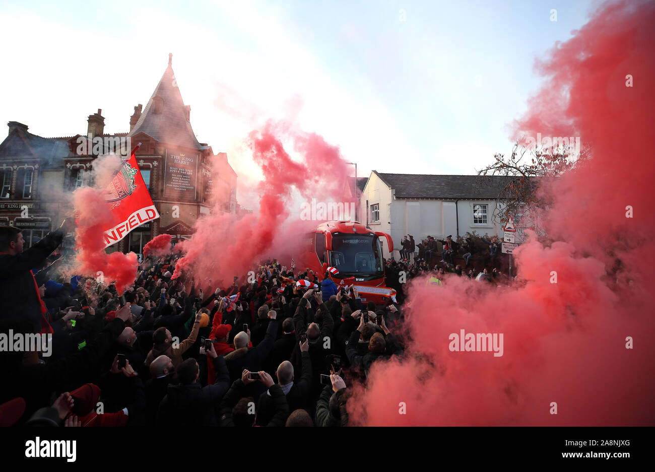 Flares sind vor dem Spiel in der Premier League Match in Liverpool, Liverpool. Stockfoto