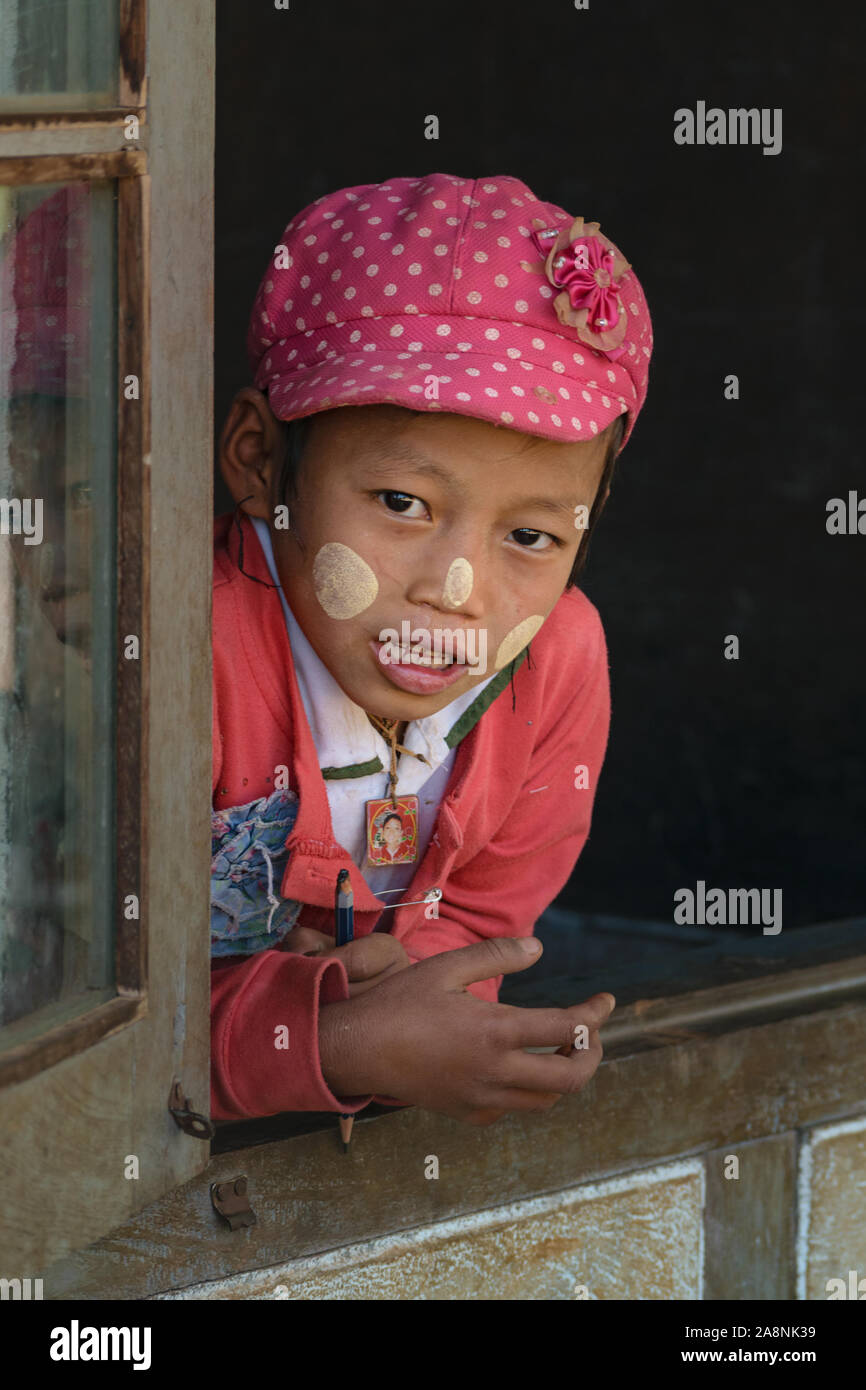 Die burmesische Kind mit thanaka-bemaltem Gesicht Stockfoto