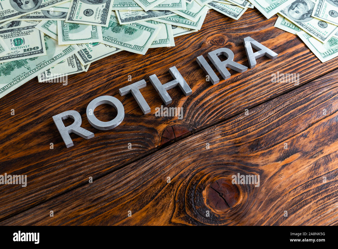 Worte ROTH IRA auf Holz- Oberfläche mit Metall Buchstaben us Papiergeld Stockfoto Worte ROTH IRA auf Holz- Oberfläche mit Metall Buchstaben us Papiergeld Stockfoto