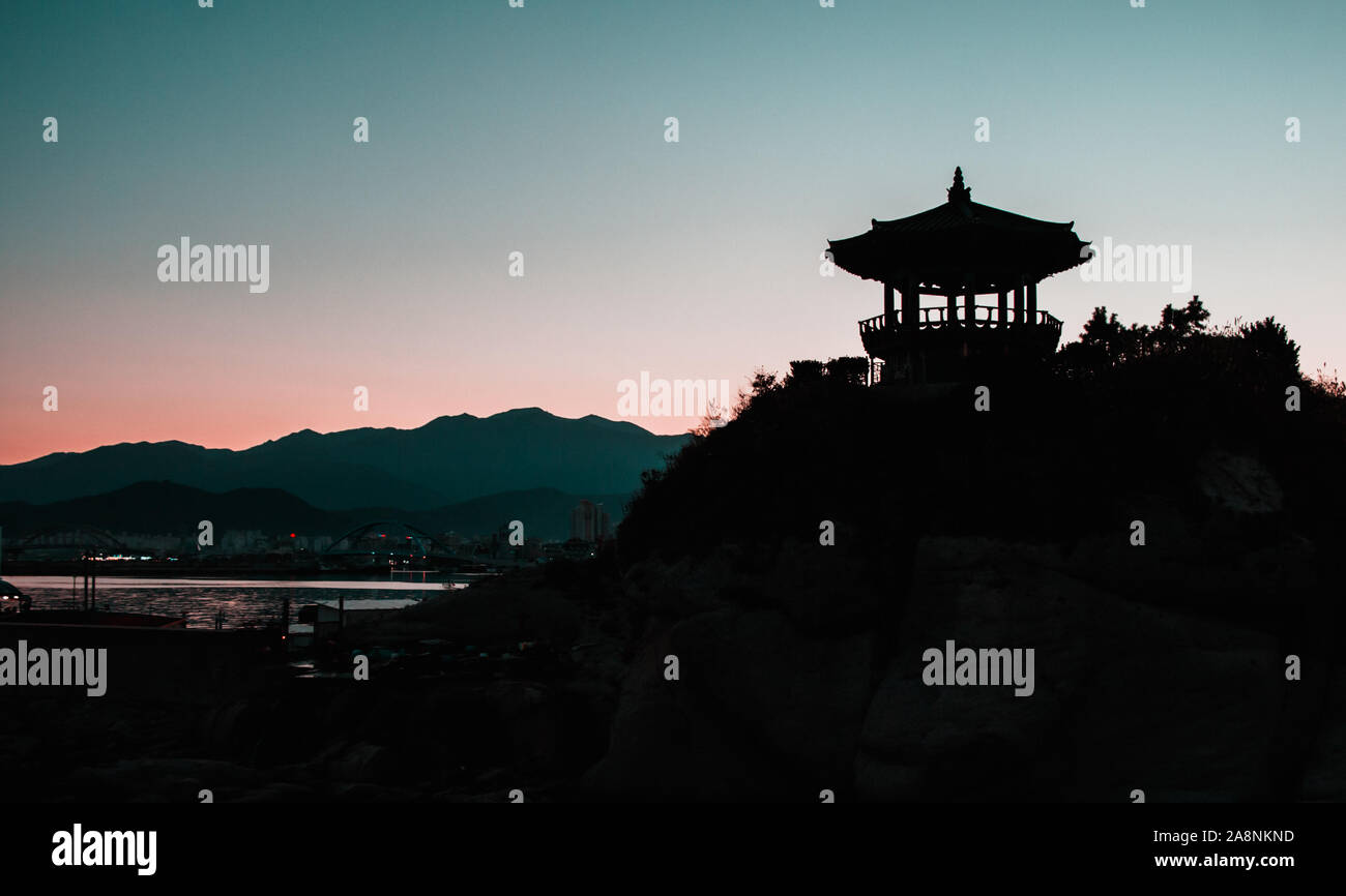 Koreanische Tempel Silhouette bei Sonnenuntergang in Sokcho, Südkorea Stockfoto