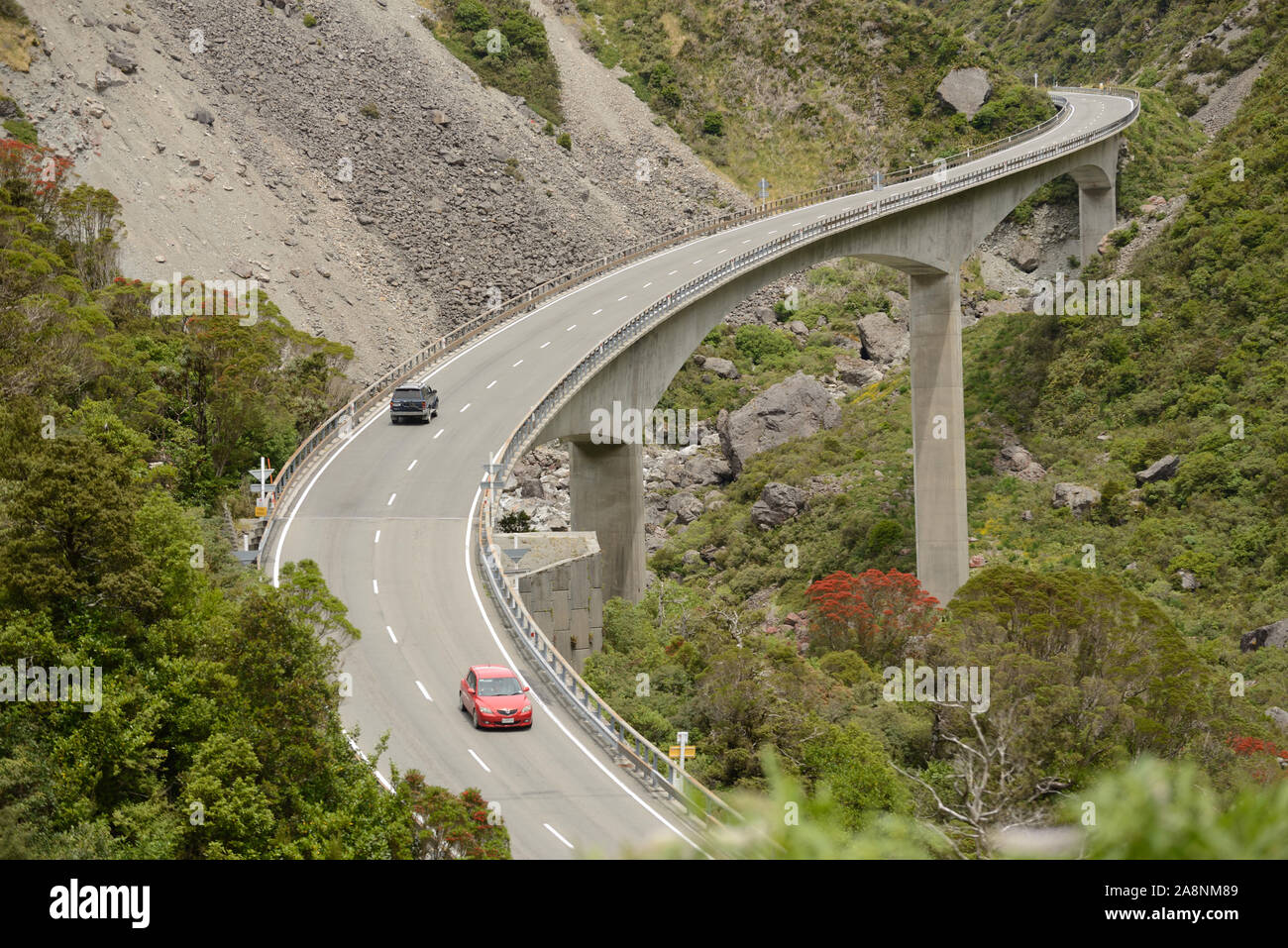 Der Viadukt Otira wird der Datenverkehr sicher über ein großer Schlupf in den südlichen Alpen in der Nähe von Arthus Pass, Westland, Neuseeland Stockfoto