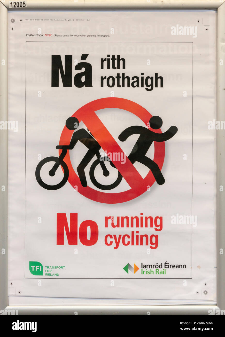 Kein Fahren kein zweisprachiges Warnschild am Bahnhof in zweisprachiger englischer und irischer gälischer Sprache von der Irish Rail. Stockfoto