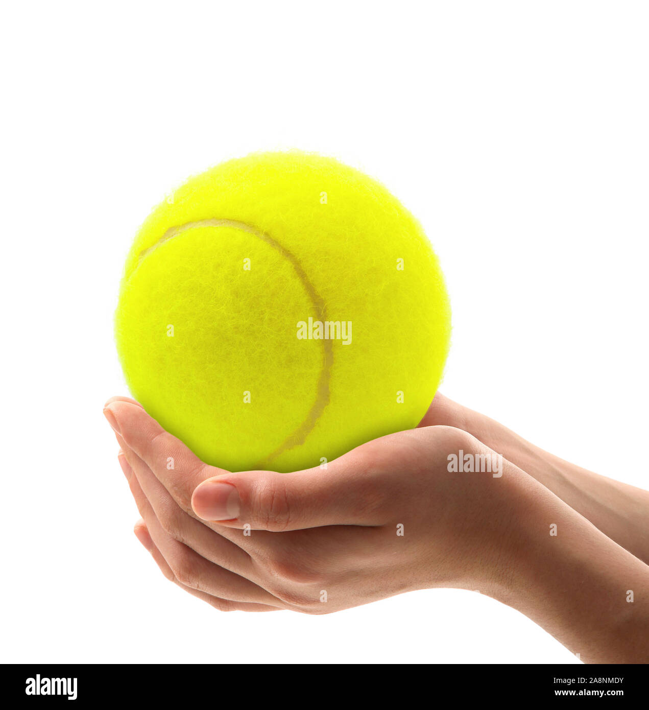 Tennis ball in Händen gehalten auf weißem Hintergrund Stockfoto