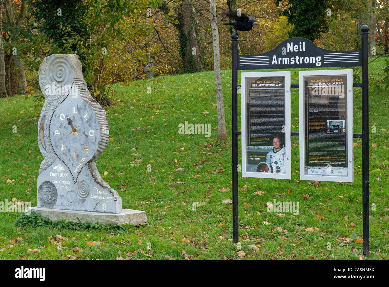 Apollo XI und Neil Armstrong Stone Monument von Billy Leen und Informationstafeln im Stadtpark Tralee, Irland Stockfoto