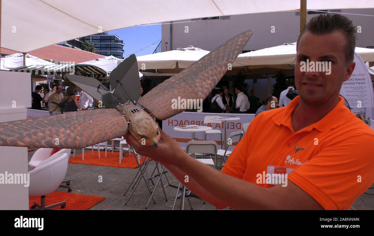 Delft Robotik präsentieren Ihre Raubvogel sehen gleich aus Drohne, machen die Vögel weg von Flughäfen bei der DLD Innovation Festival, Tel Aviv, Israel Stockfoto