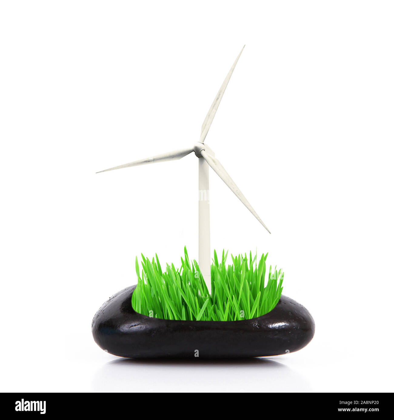 Windenergieanlage in Stein mit Gras Stockfoto