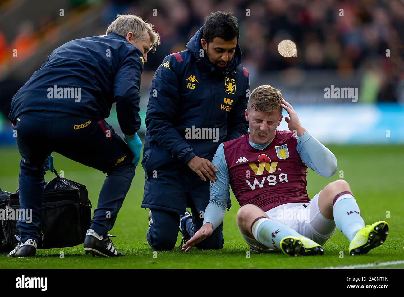 Wolverhampton, Großbritannien. 10. November 2019. Matt Targett von Aston Villa empfängt Behandlung während der Premier League Match zwischen Wolverhampton Wanderers und Aston Villa an Molineux, Wolverhampton am Sonntag, den 10. November 2019. (Credit: Alan Hayward | MI Nachrichten) das Fotografieren dürfen nur für Zeitung und/oder Zeitschrift redaktionelle Zwecke verwendet werden, eine Lizenz für die gewerbliche Nutzung Kreditkarte erforderlich: MI Nachrichten & Sport/Alamy leben Nachrichten Stockfoto