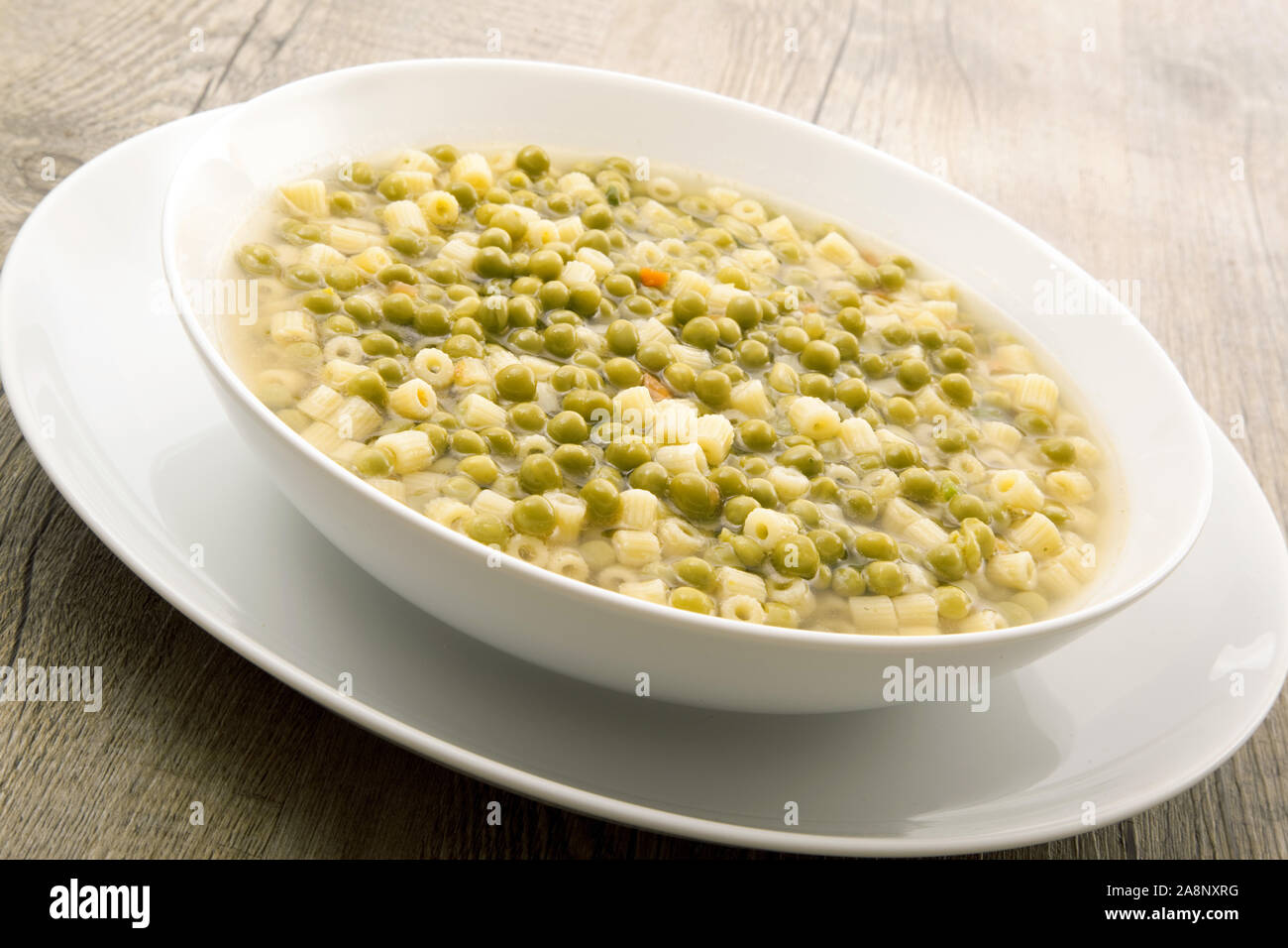 Original italienische Pasta mit Erbsen Stockfoto