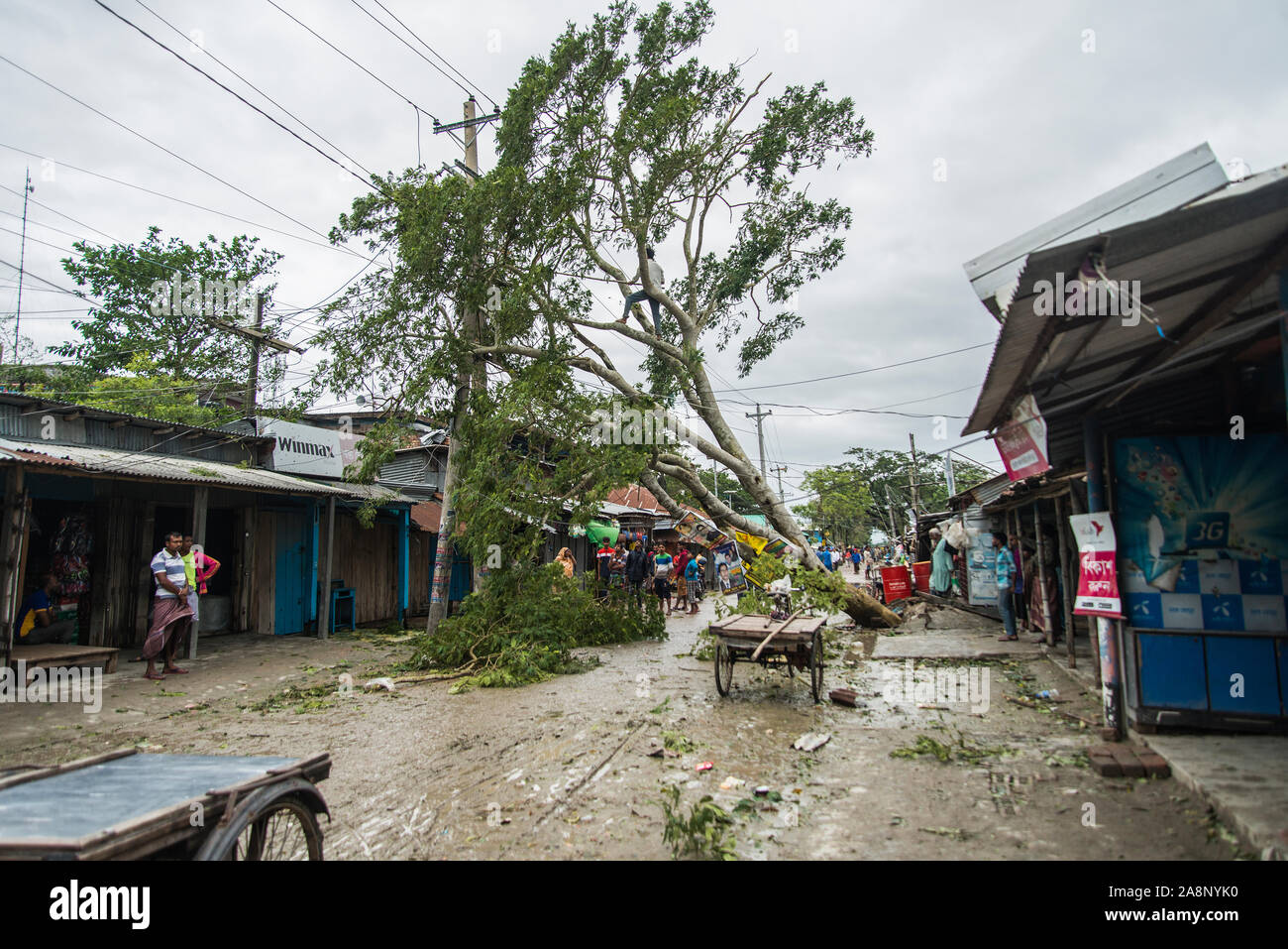 Nach Bangladesch Meteorological Department, Zyklon Bulbul Verpackung eine maximale Windgeschwindigkeit von 120 Kilometern pro Stunde (75 Km) ist auf Kurs Stockfoto