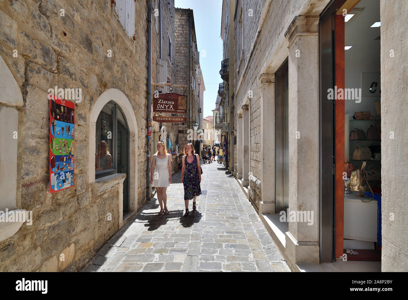 Kotor, Montenegro - Juni 10. 2019. Touristen auf einer schmalen Straße in der Altstadt Stockfoto