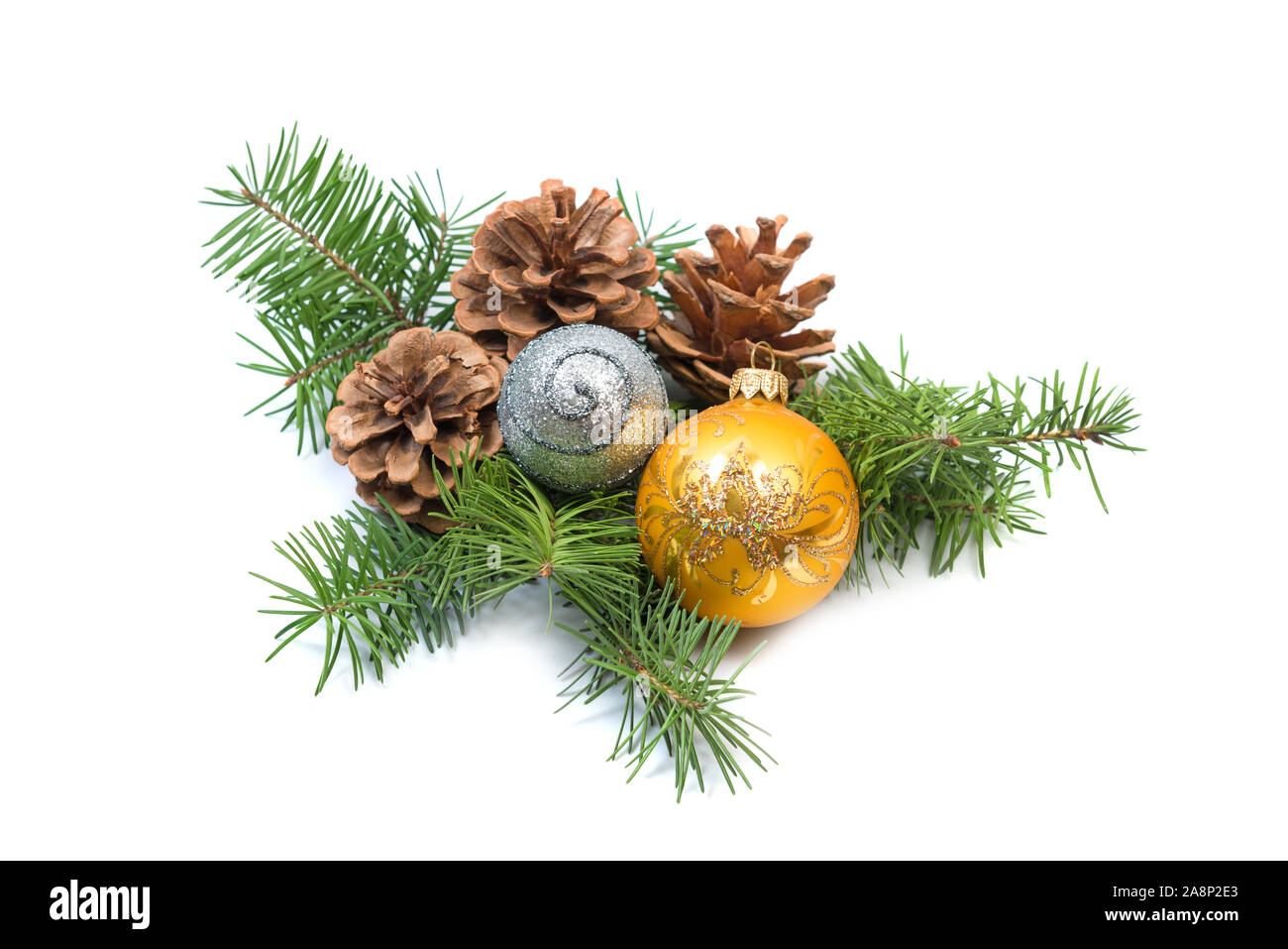 Pine Cone mit weihnachtskugel und immergrüne Zweig auf einem weißen Hintergrund. Weihnachtsdekoration Stockfoto