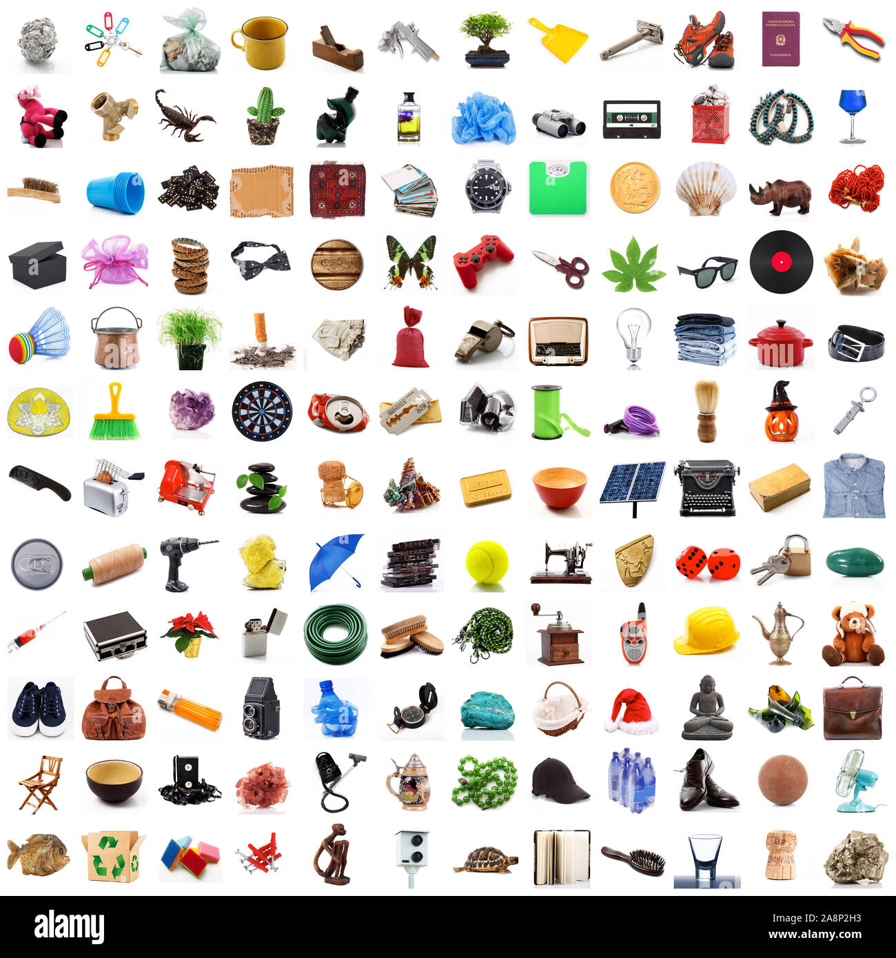 Sammlung von Objekten in Chaos auf weißem Hintergrund Stockfoto