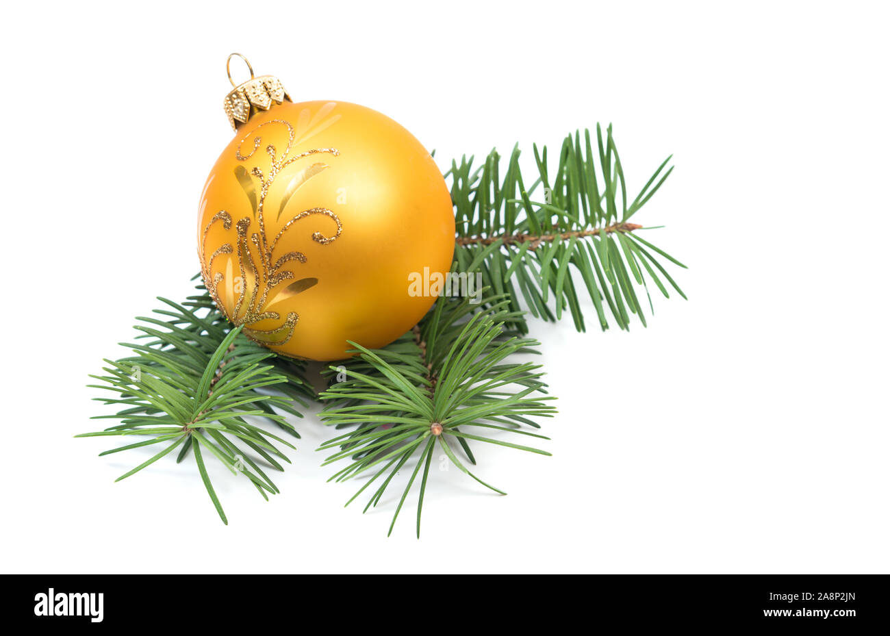 Weihnachtsdekoration gelbe Kugel Weihnachtskugel mit Zweige der Tanne auf weißem Hintergrund Stockfoto