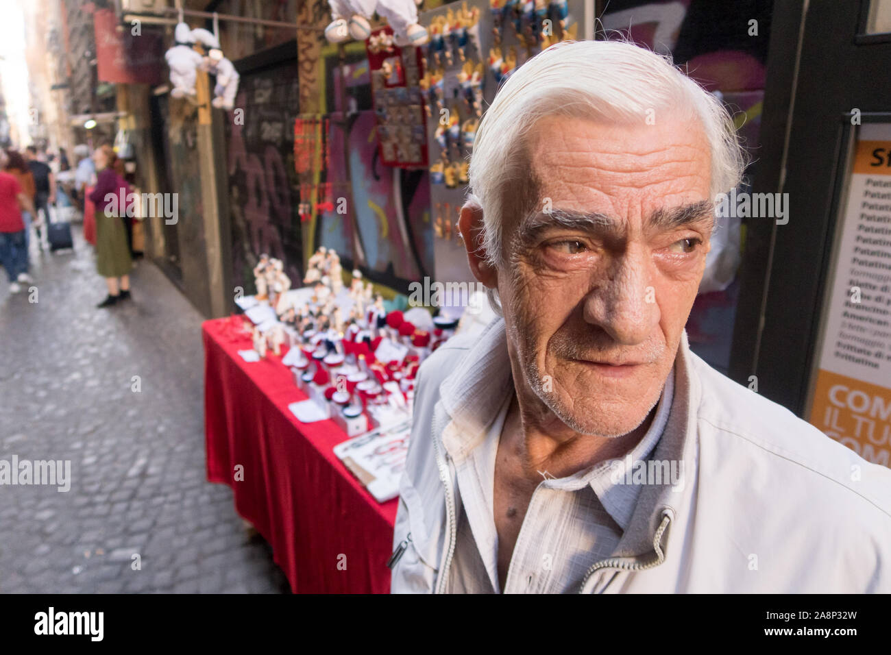 Ein alter Mann, den Verkauf von Waren von einem in den Straßen von Neapel Abschaltdruck Stockfoto