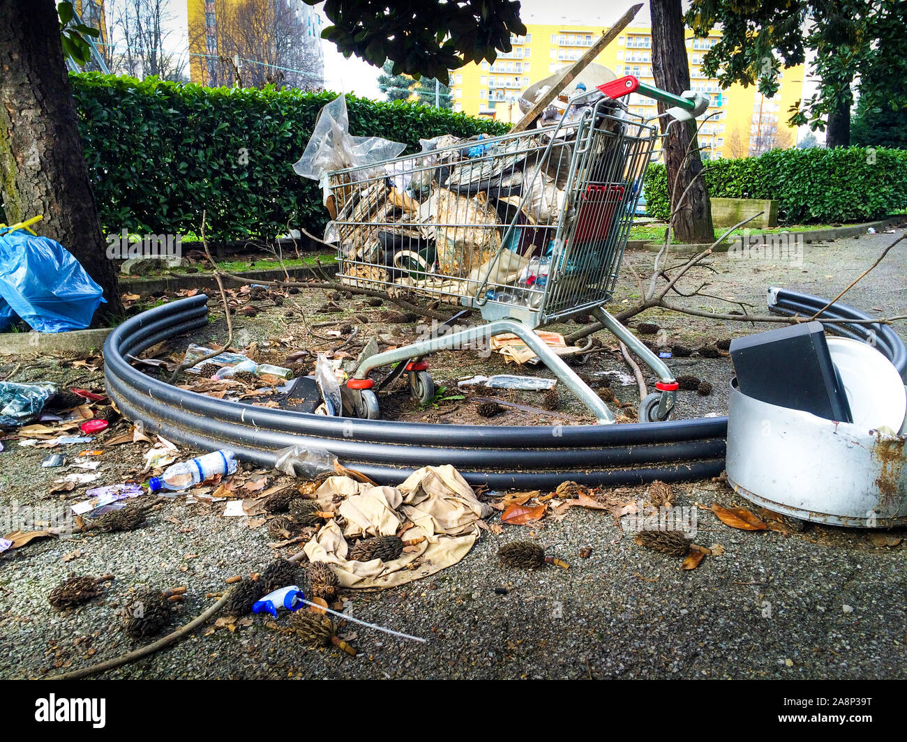 Vielen verlassenen städtischen Abfällen in städtischen Gebieten Stockfoto