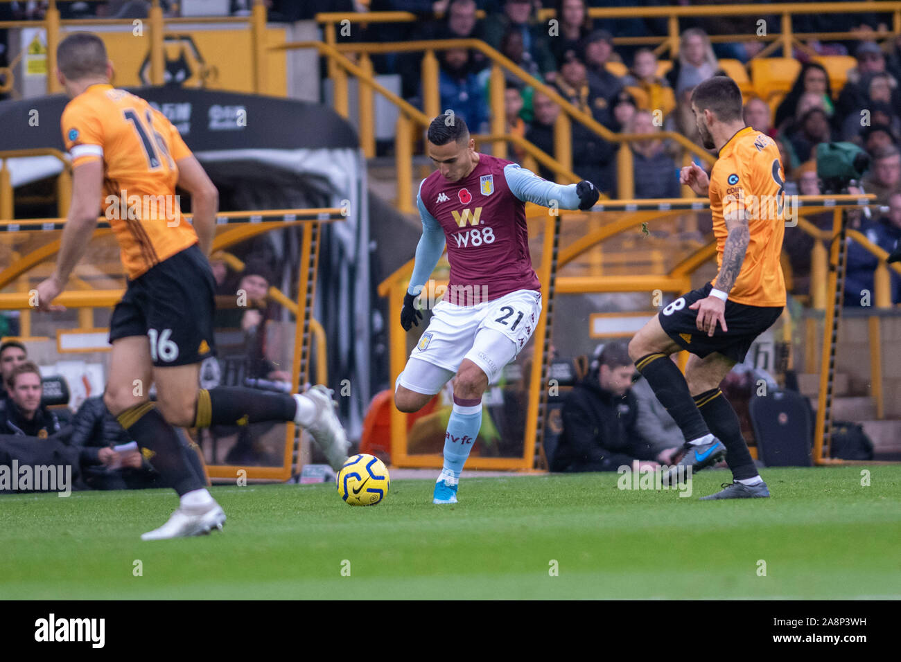 10. November 2019, Molineux, Wolverhampton, England; Premier League, Wolverhampton Wanderers gegen Aston Villa: Anwar El Ghazi (21) von Aston Villa leitet ein Pass über Feld. Credit: Gareth Dalley/News Bilder Stockfoto