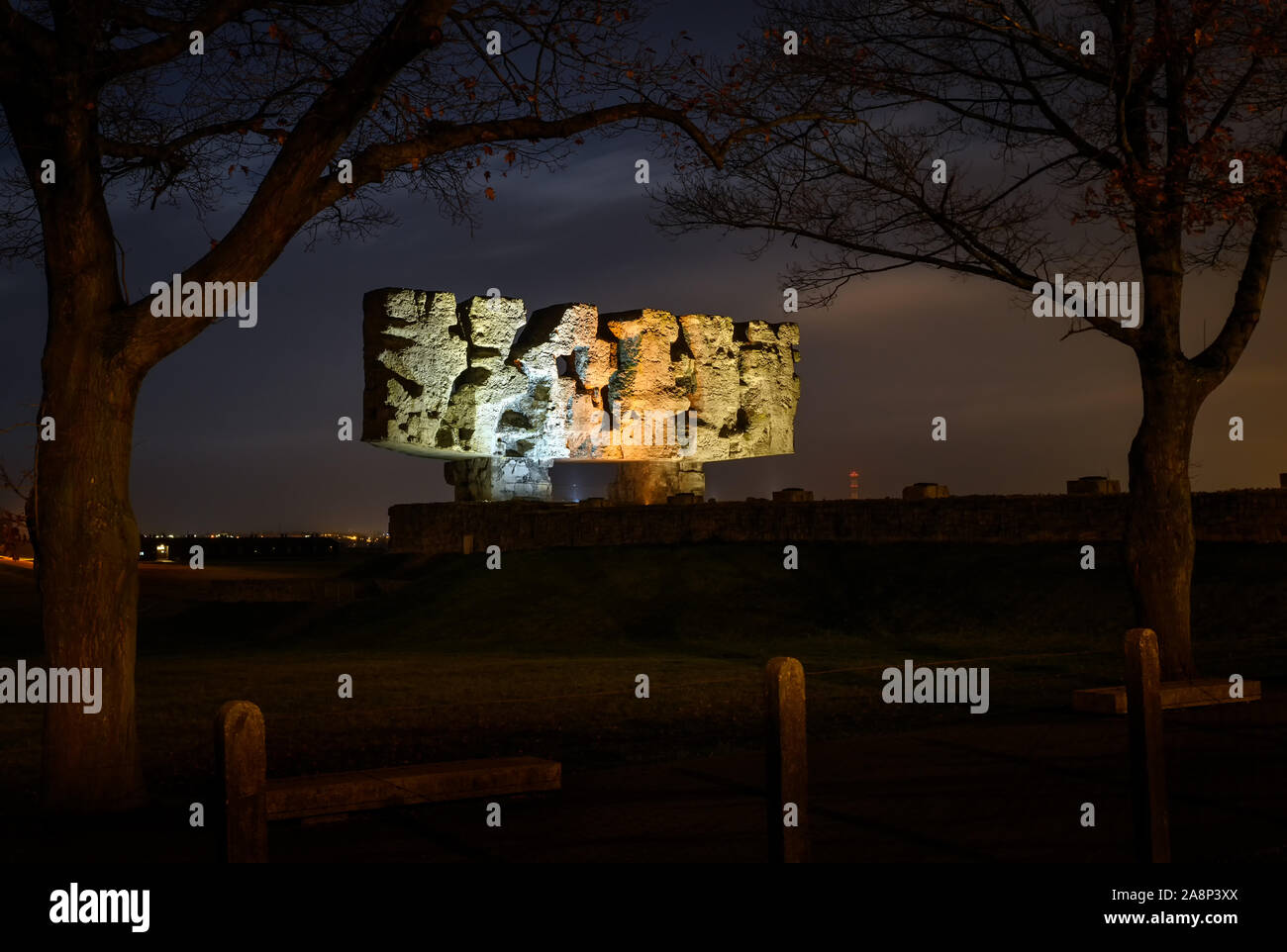 Nacht Blick auf das Denkmal im Staatlichen Museum in Majdanek (Standort der ehemaligen Deutschen Konzentrations- und Vernichtungslager). Stockfoto
