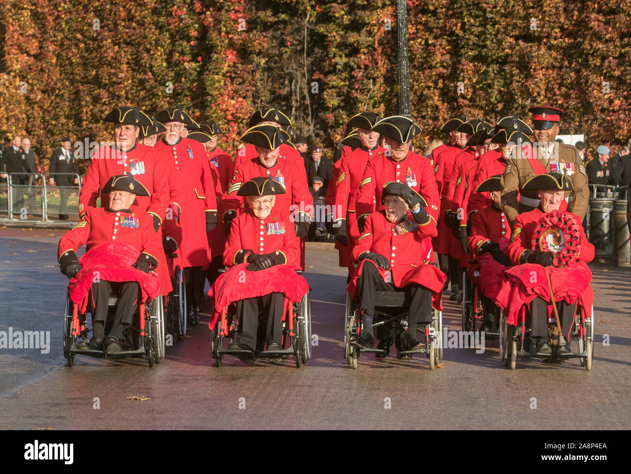 Westminster London, UK. 10. Sergeant Johnson Beharry (oben rechts mit Chelsea Rentner und Veteranen auf Horse Guards Parade im hellen Herbst Sonnenschein für die Erinnerung Sonntag Zeremonie. Amer ghazzal/Alamy leben Nachrichten Stockfoto