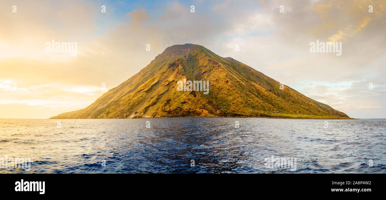 Panoramablick auf die Insel Stromboli im Tyrrhenischen Meer bei Sonnenuntergang Stockfoto