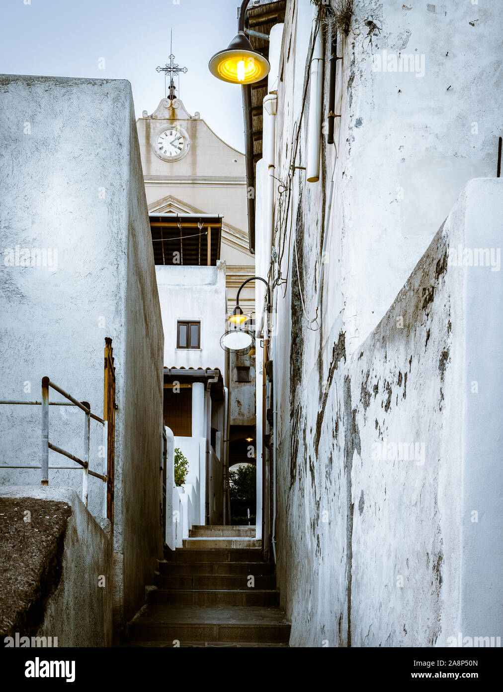 Blick auf die Fußgängerzone in der Stadt Santa Marina auf der Insel Salina in Italien Stockfoto