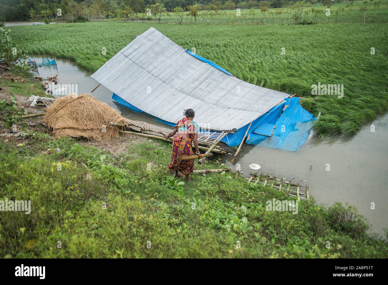 Nach Bangladesch Meteorological Department, Zyklon Bulbul Verpackung eine maximale Windgeschwindigkeit von 120 Kilometern pro Stunde (75 Km) ist auf Kurs Stockfoto