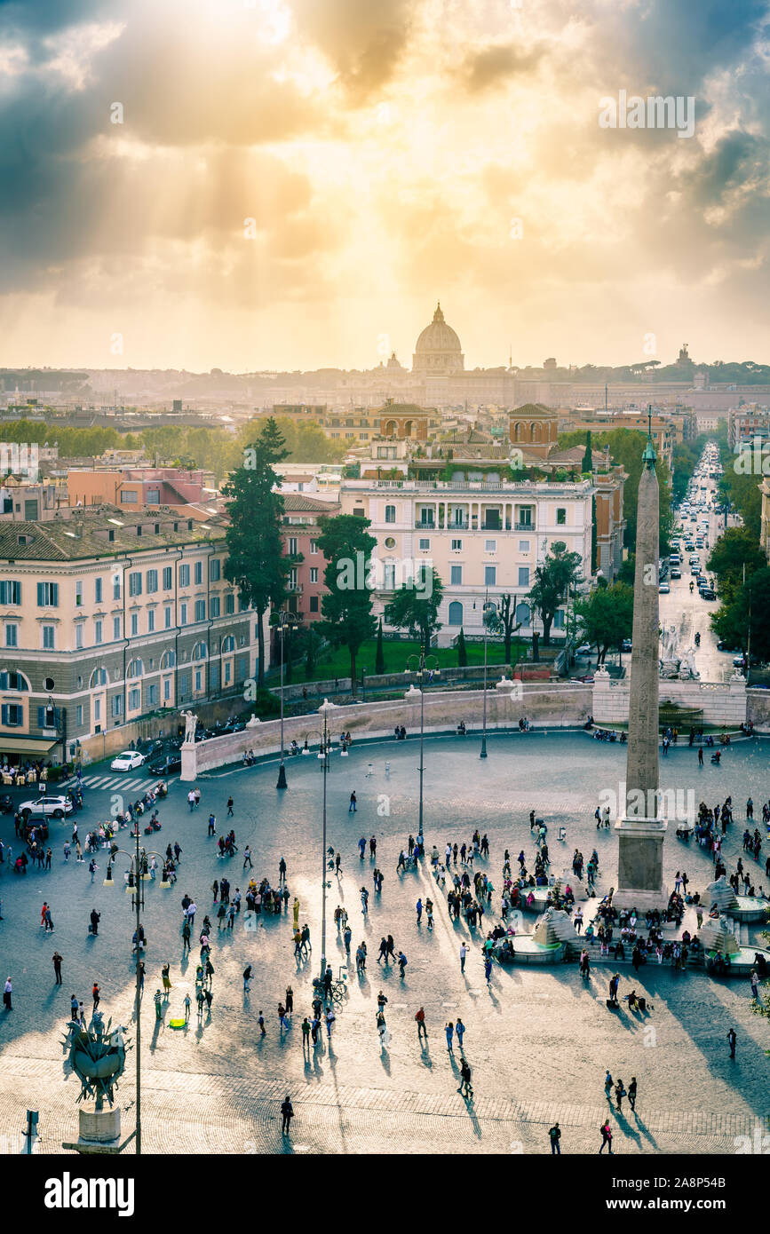Hohe Betrachtungswinkel und der Piazza del Popolo und Umgebung unter dramatischen Himmel Stockfoto