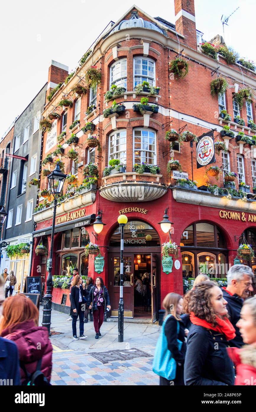 Käufer und Touristen in Neal Street, Covent Garden, London, UK Stockfoto