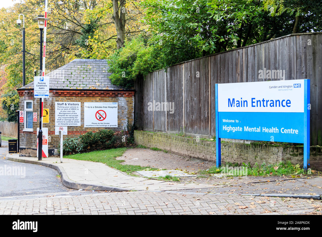Der Eingang zum Highgate Mental Health Centre, Teil des Camden und Islington NHS Trust, Dartmouth Park Hill, North London, Großbritannien Stockfoto